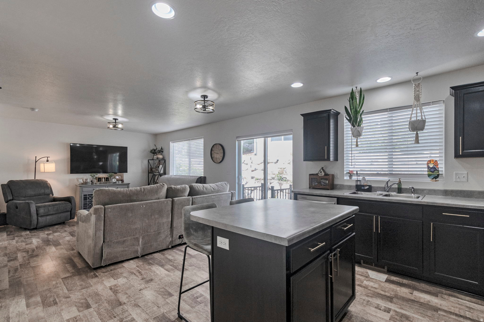 321 W WILLOW DR