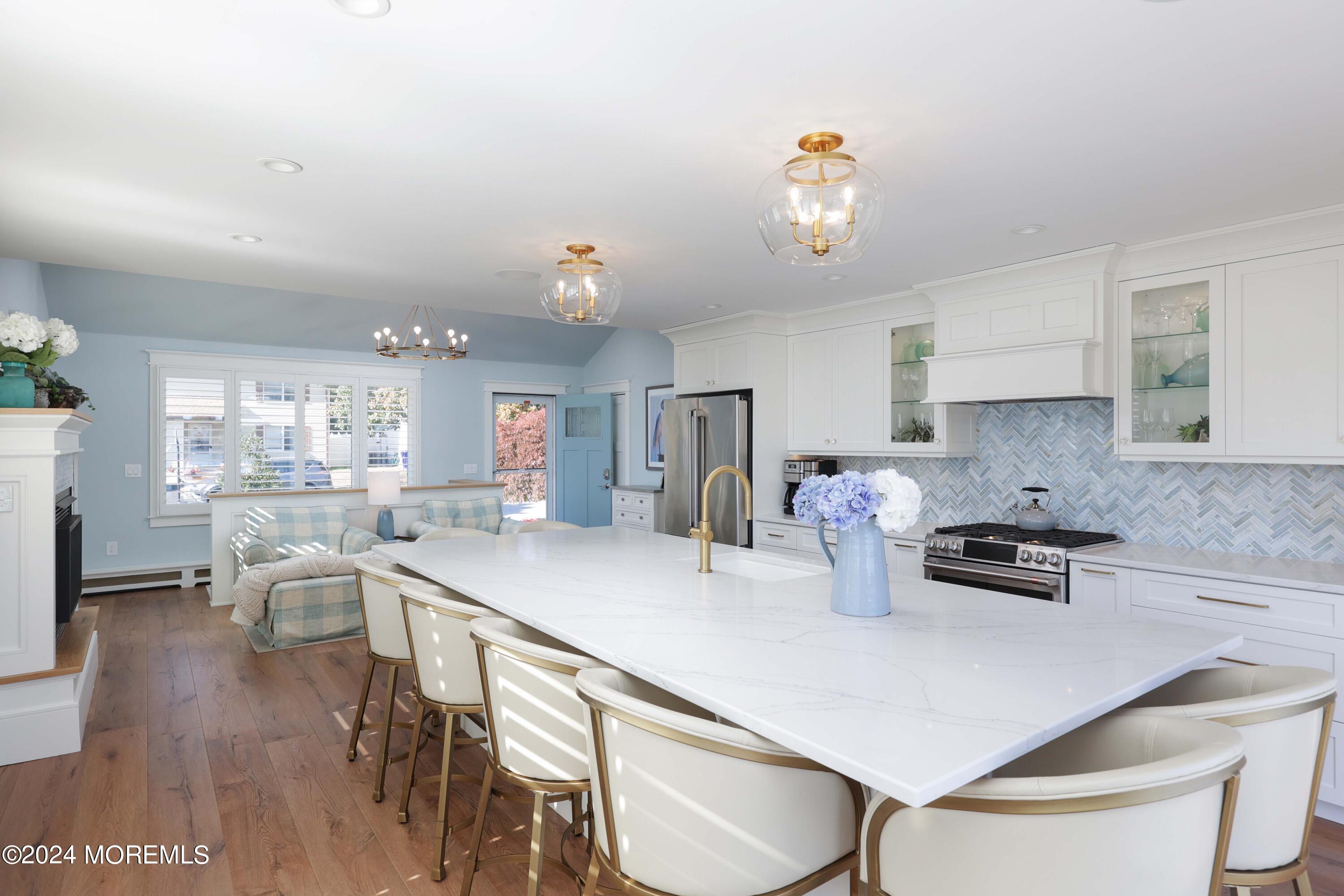 201 Riverside Drive N