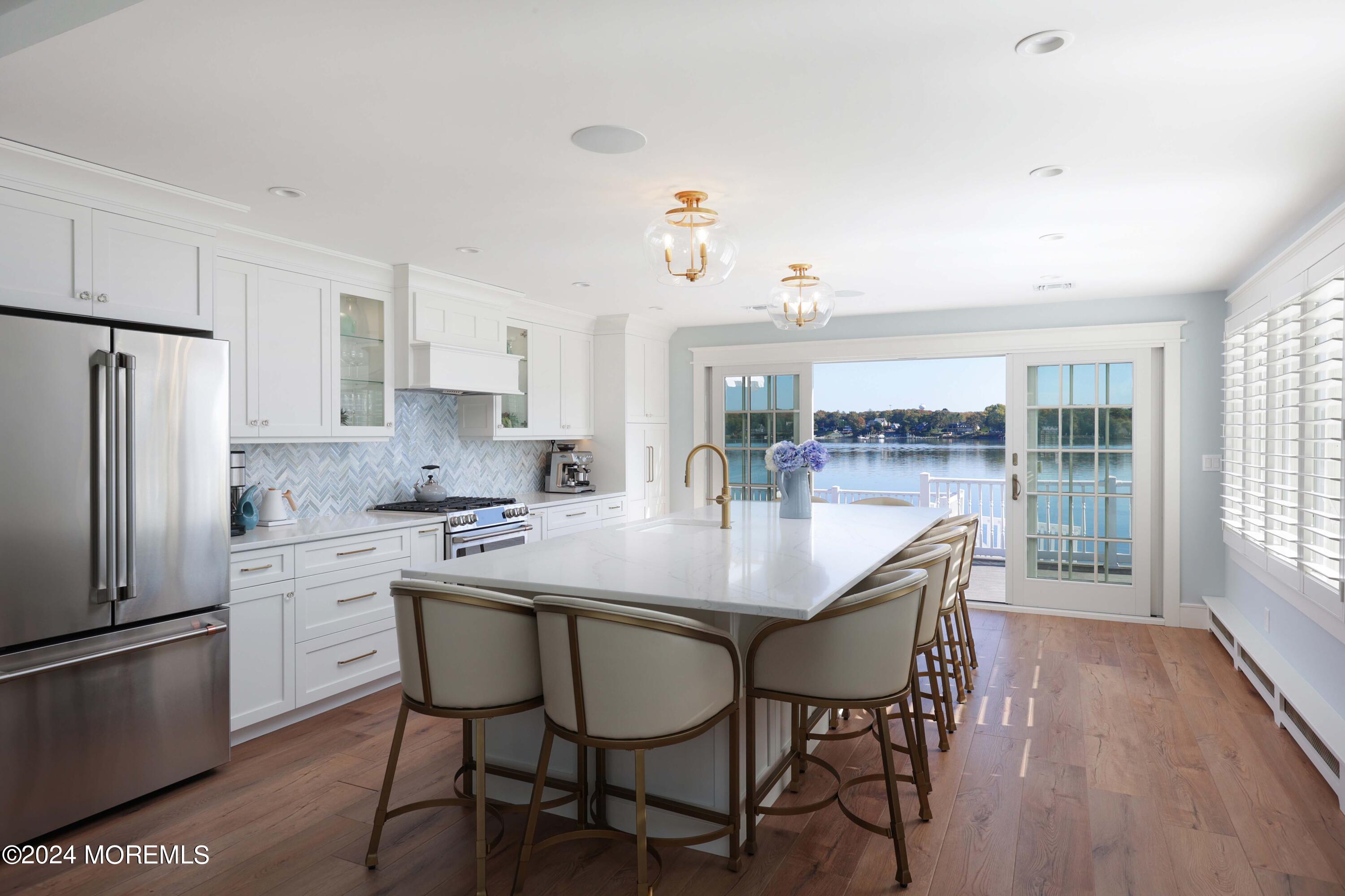 201 Riverside Drive N