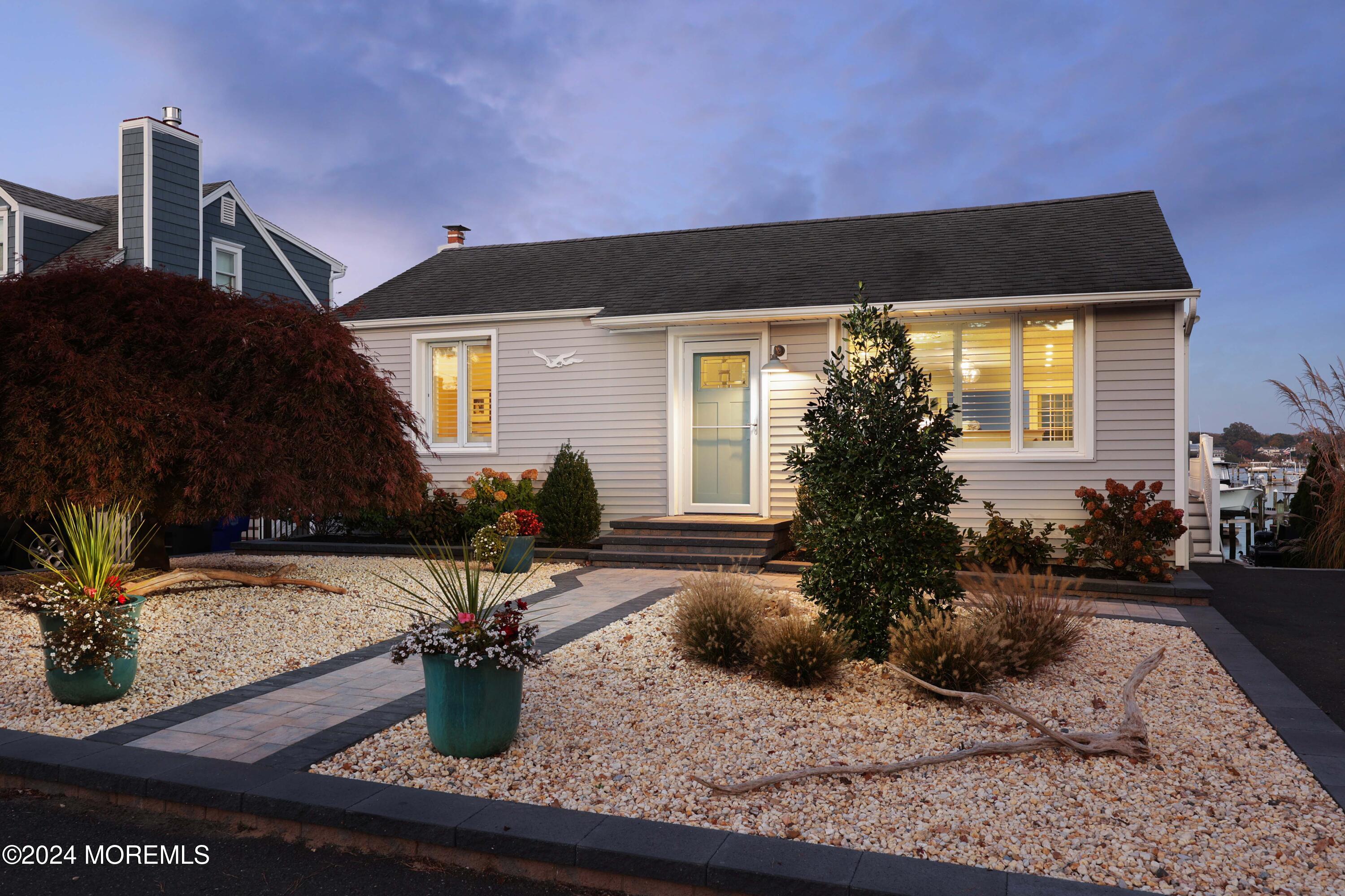 201 Riverside Drive N