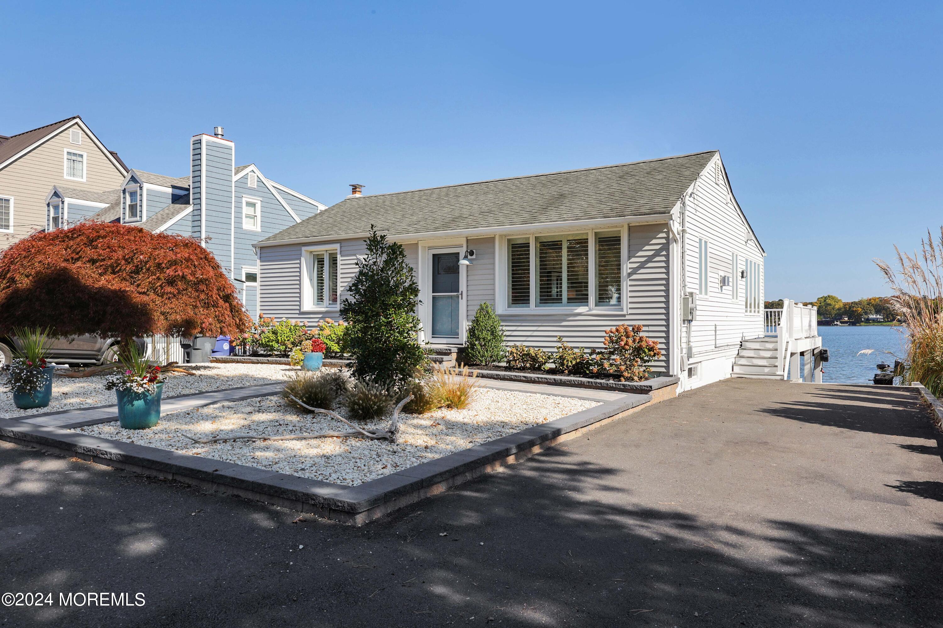 201 Riverside Drive N