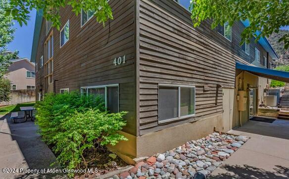 401 27th Street, 215