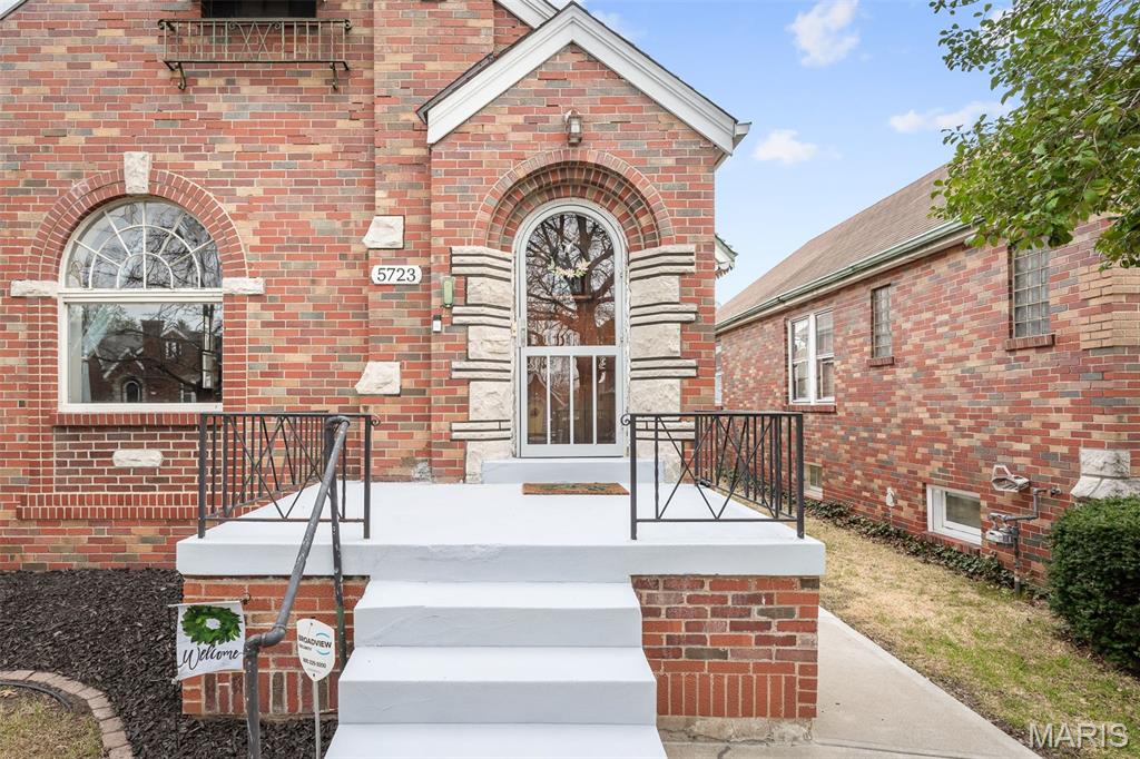 5723 Winona Avenue
