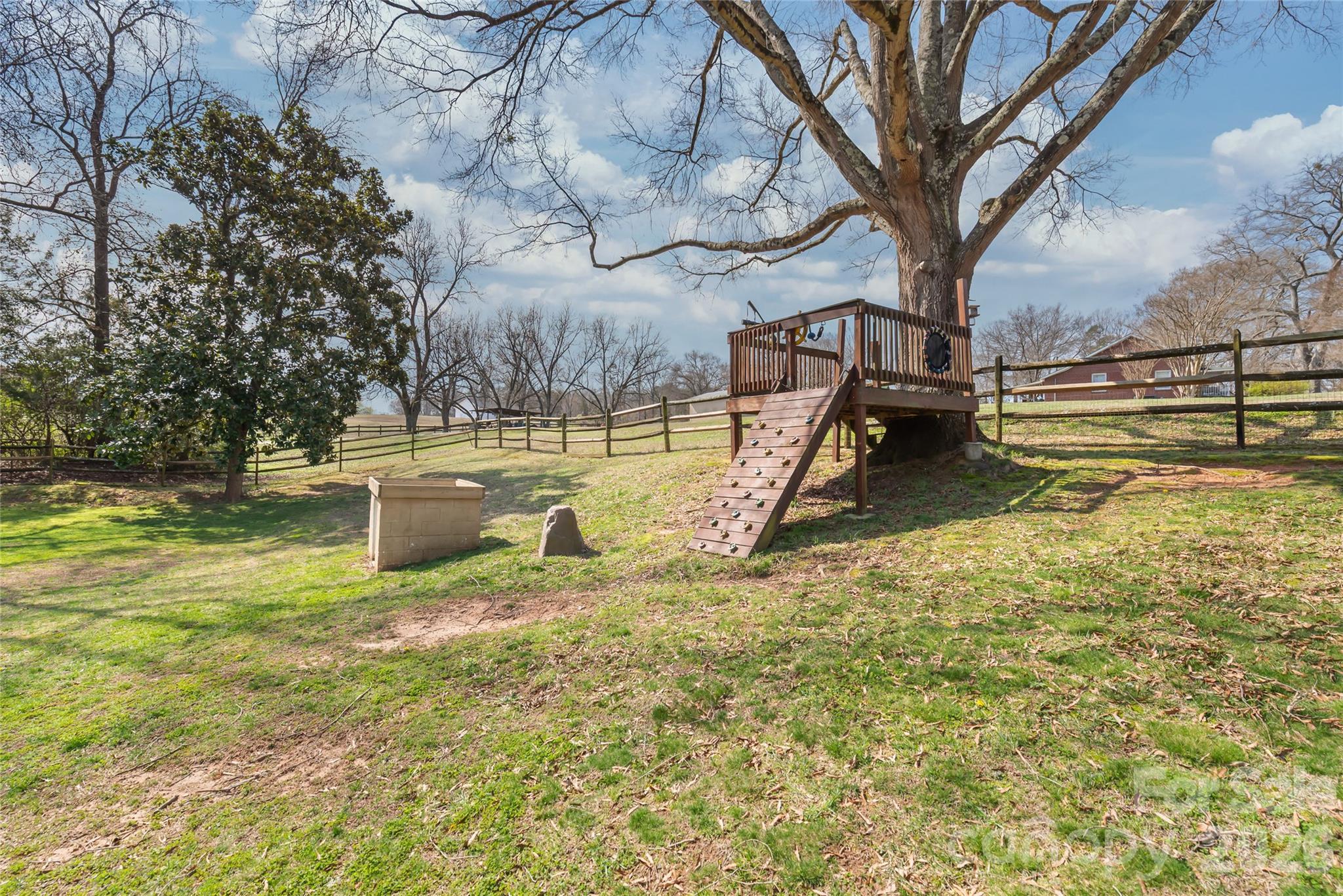 1411 Hensley Road E