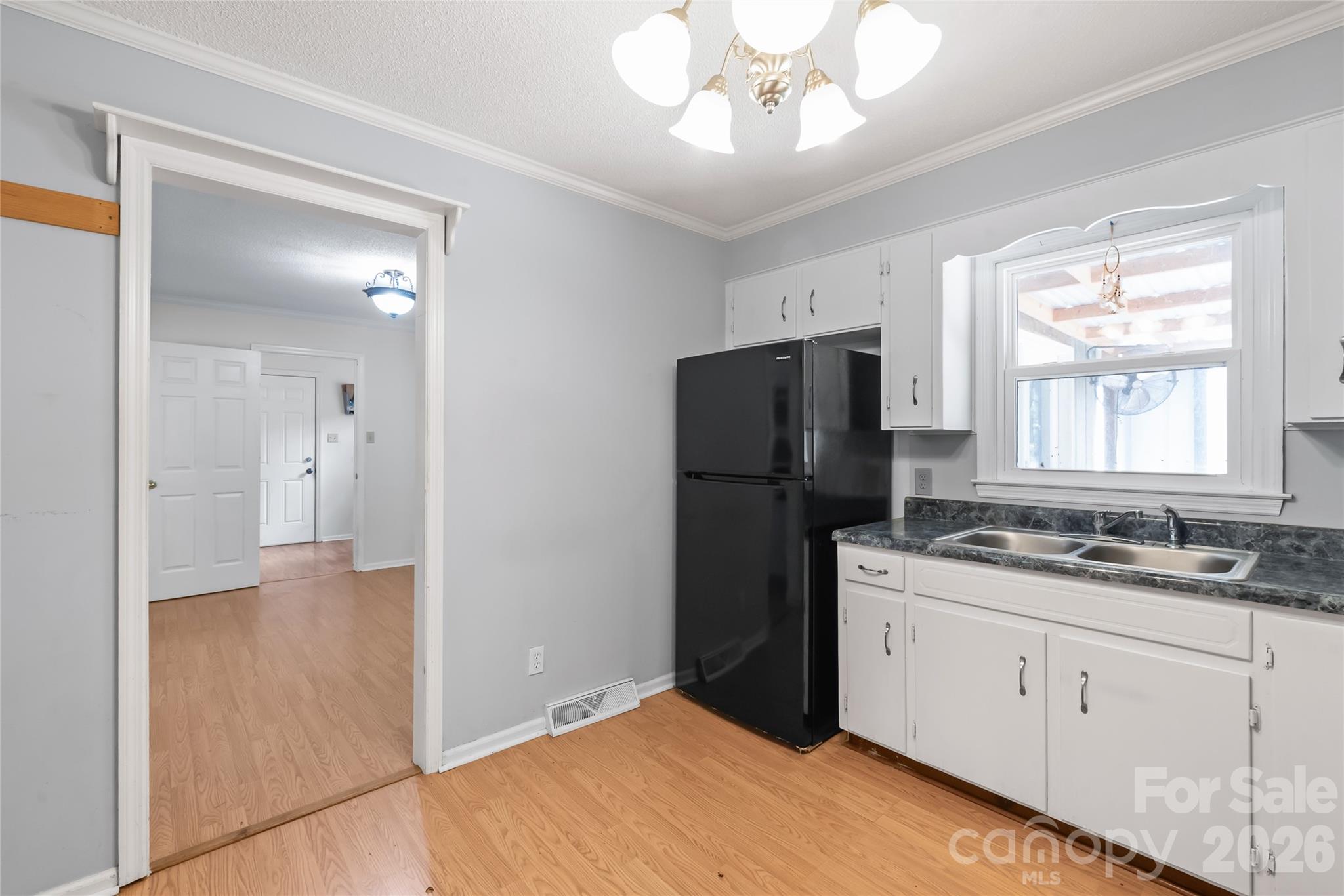 1011 Robin Lane