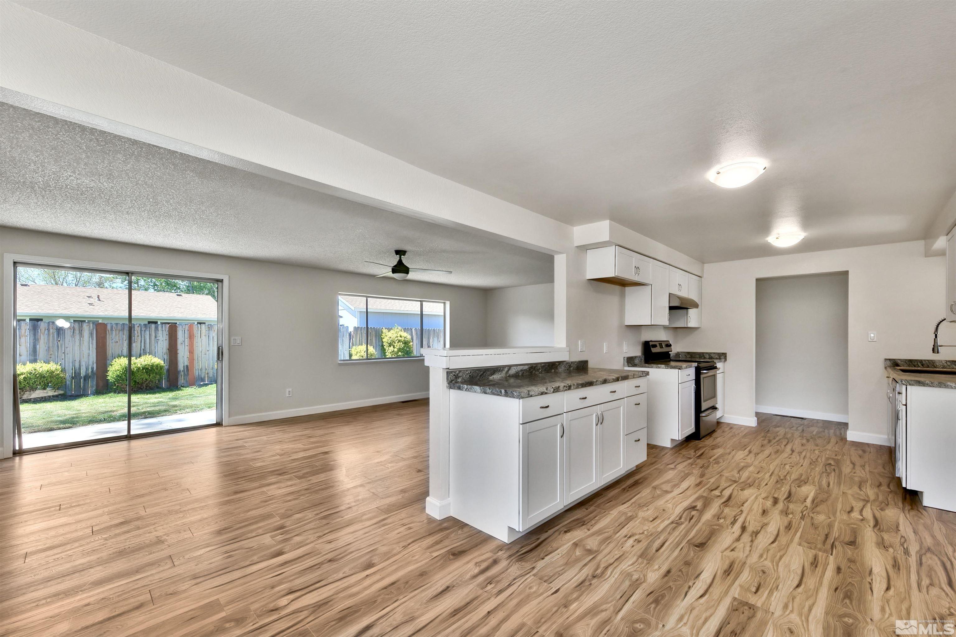 271 E Applegate way
