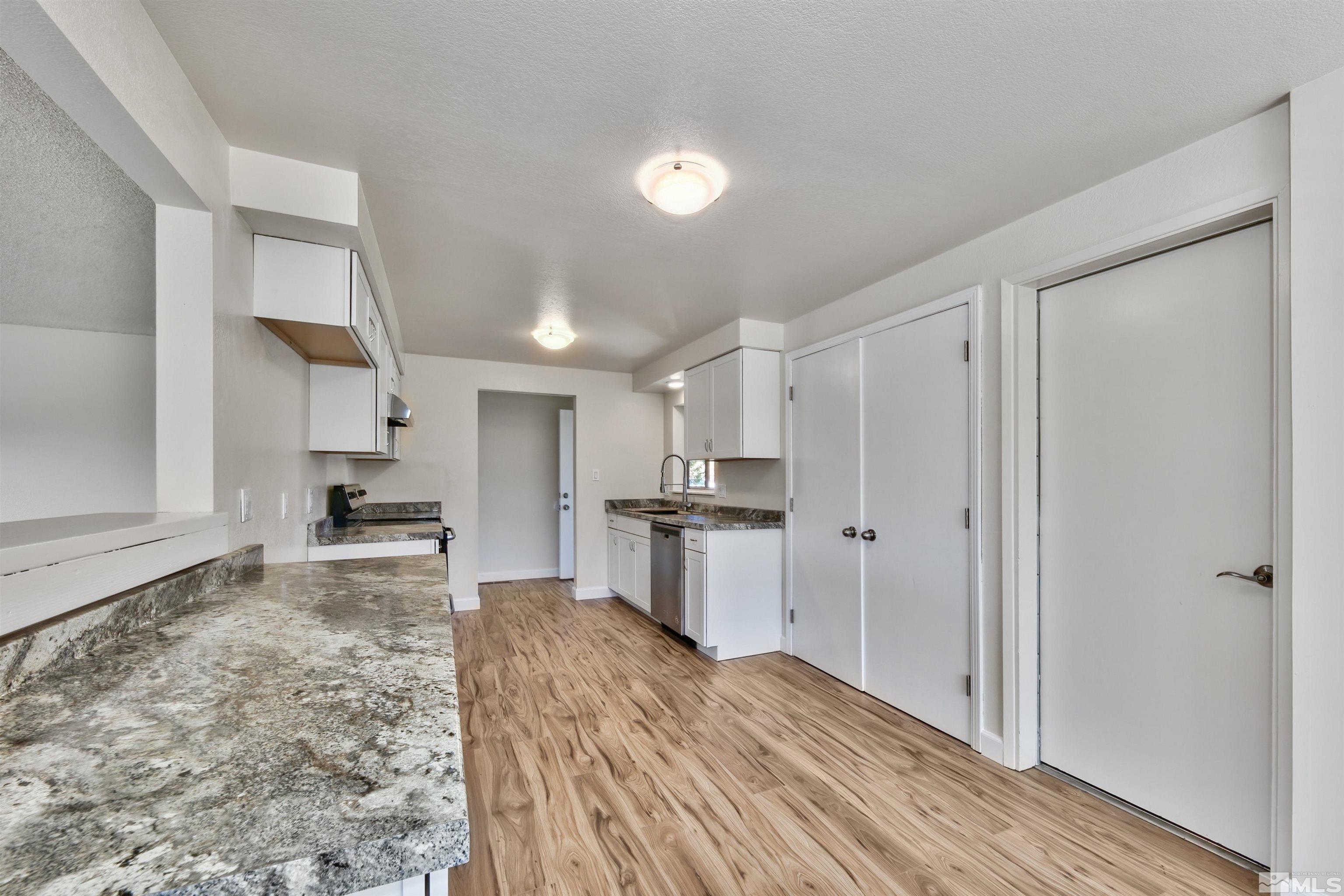271 E Applegate way