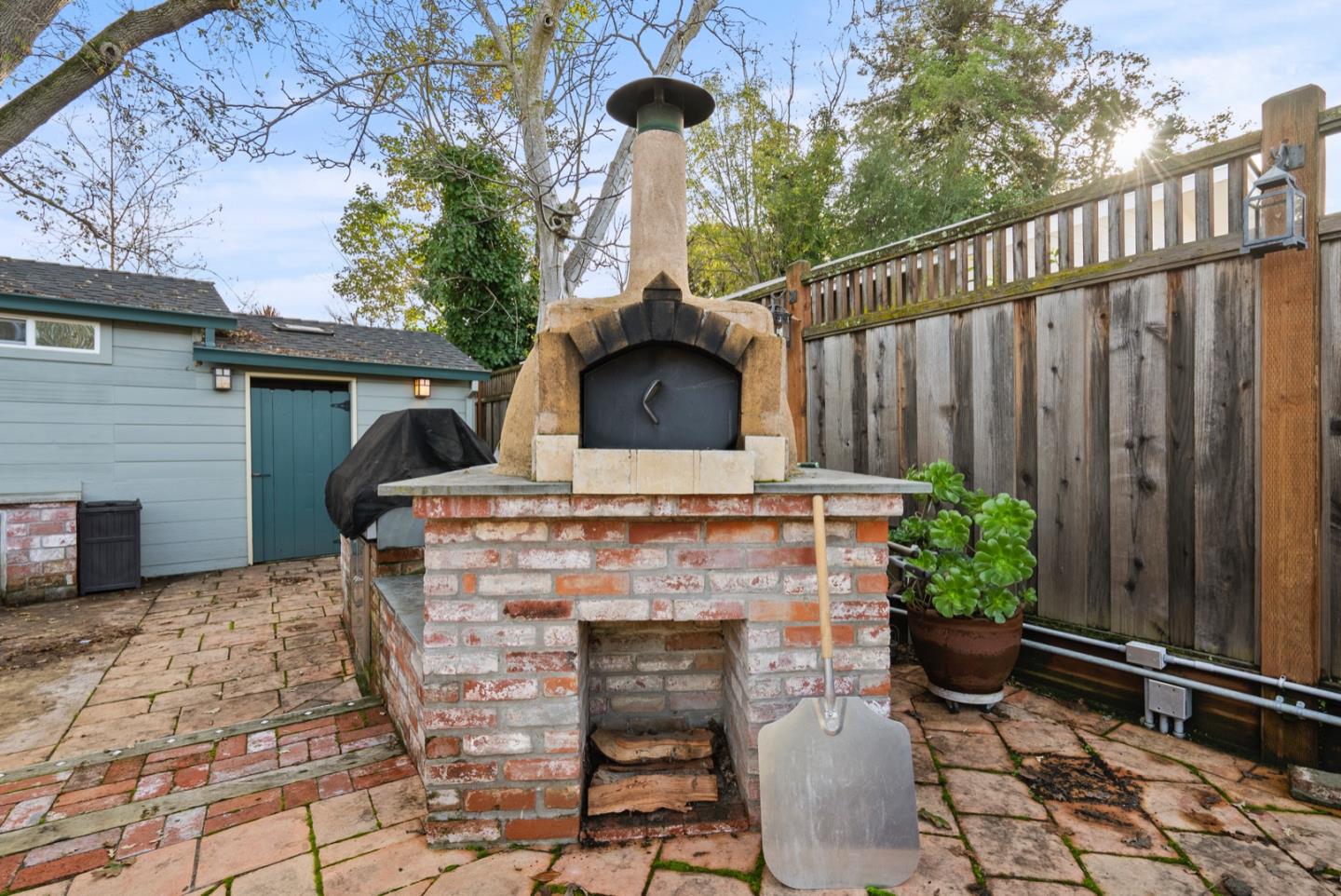 2133 Greenwood AVE