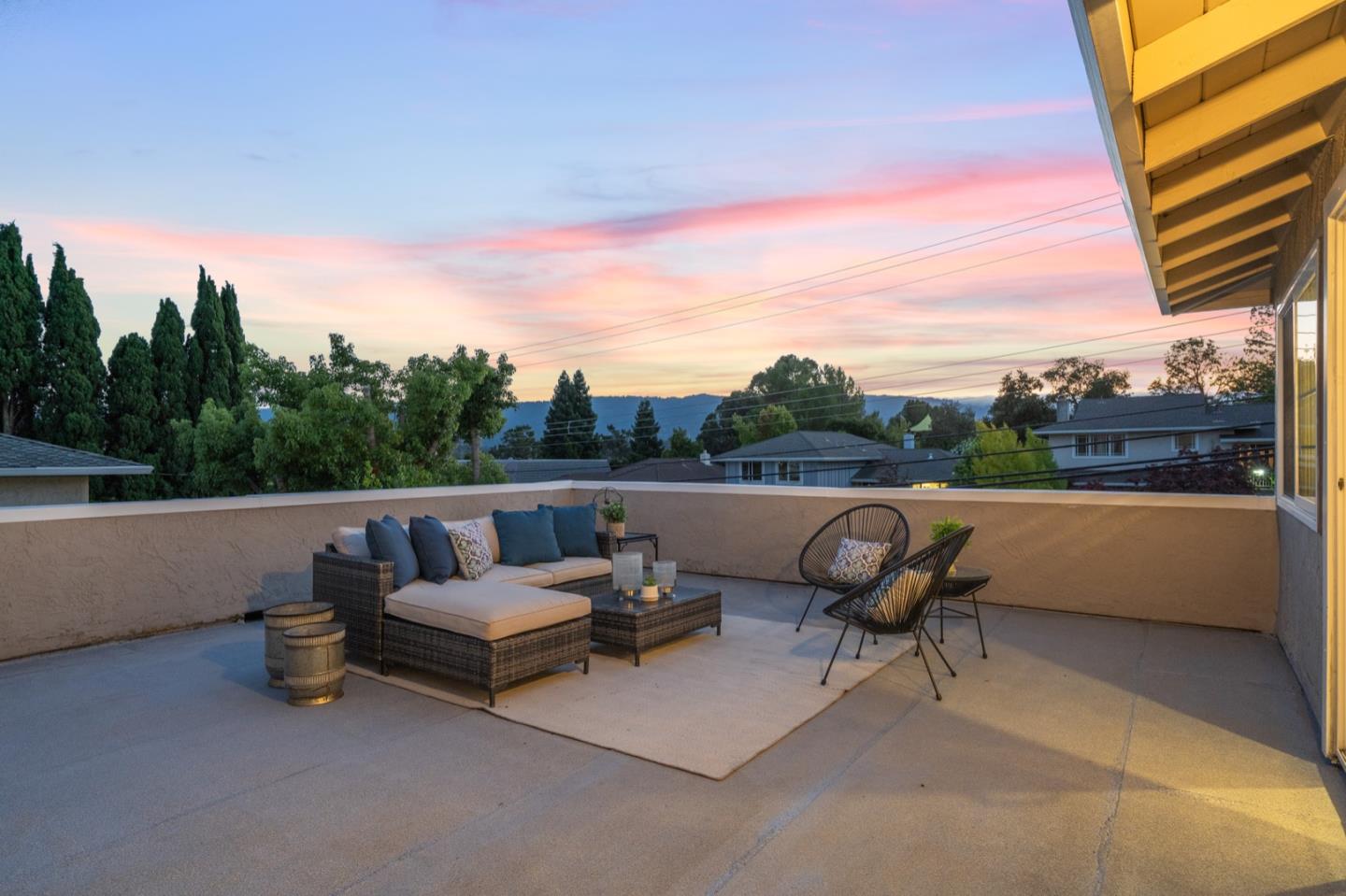 1011 Crestview DR