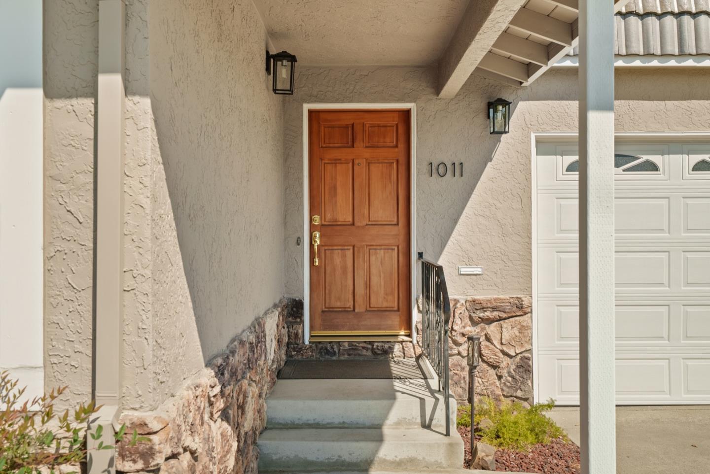 1011 Crestview DR