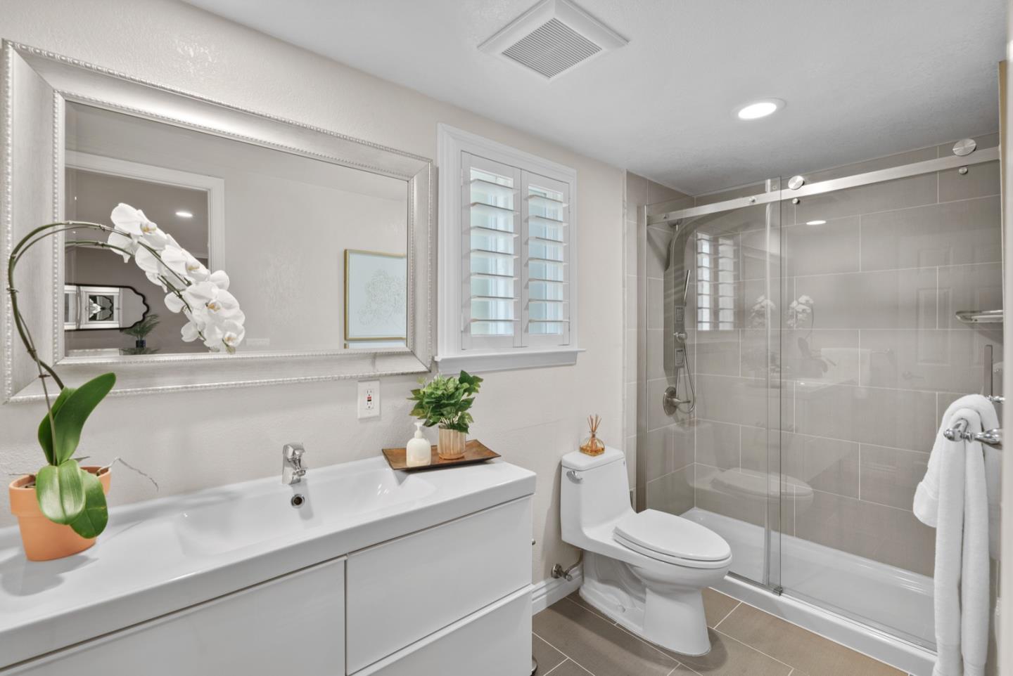 1011 Crestview DR