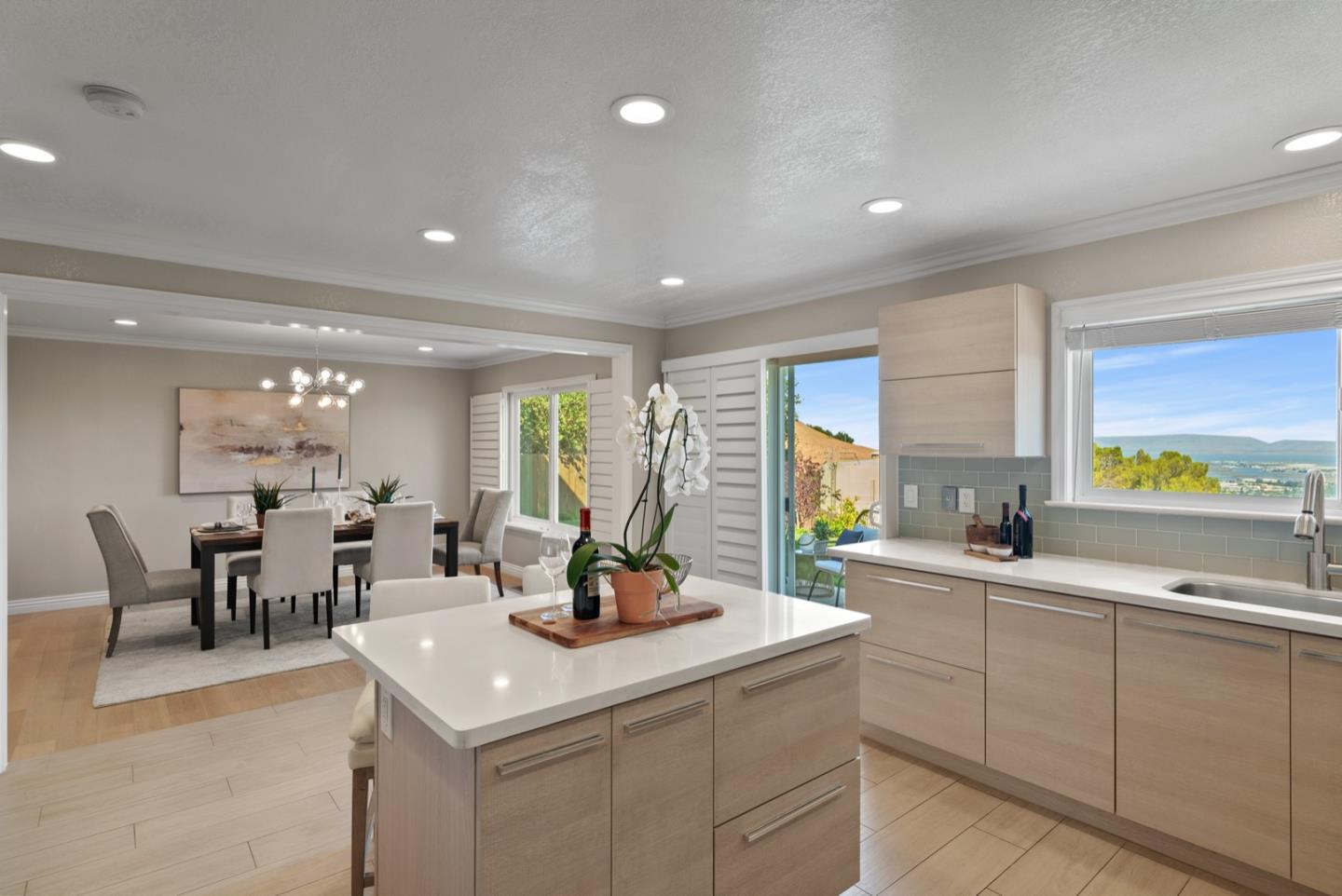 1011 Crestview DR