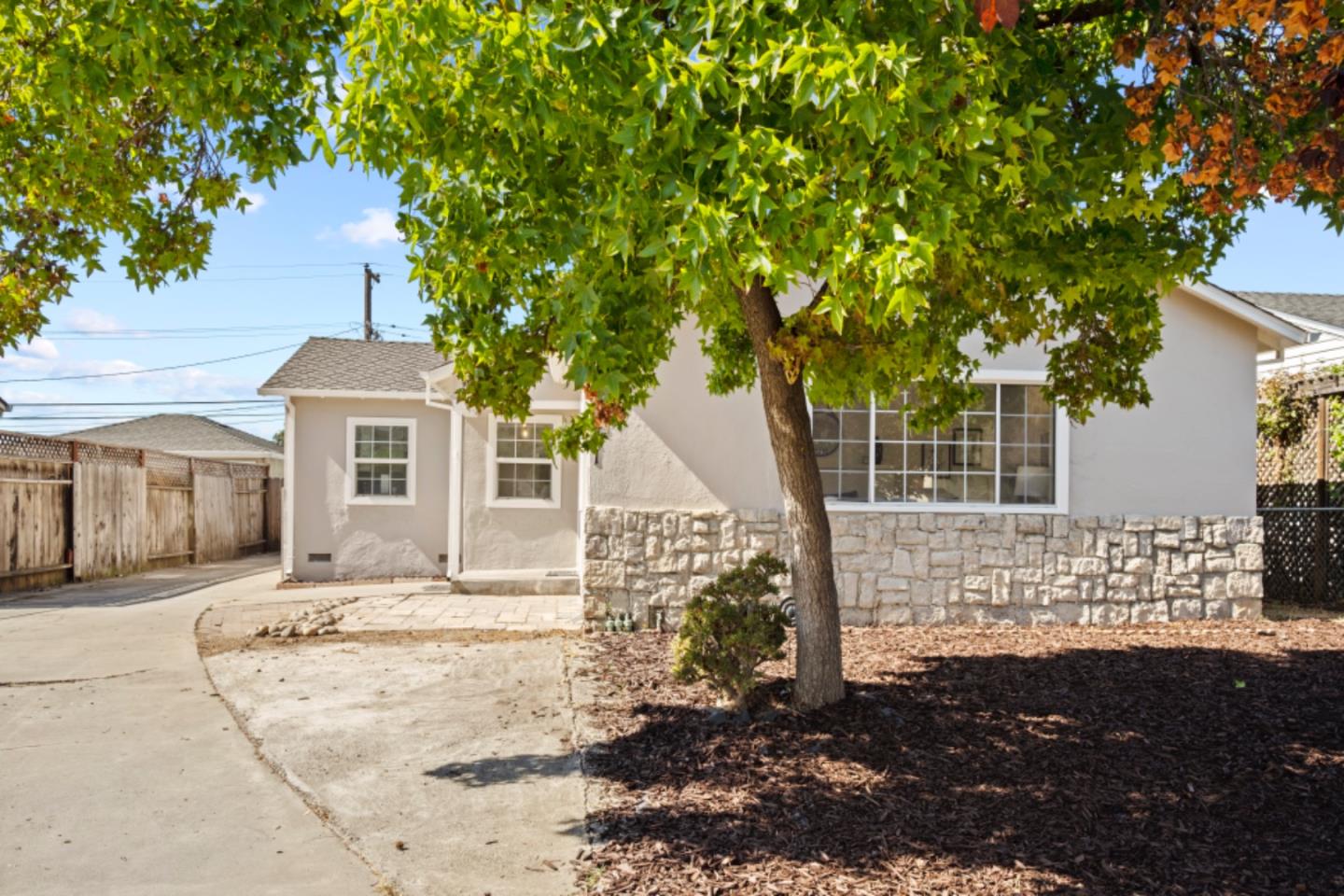 611 Novak DR