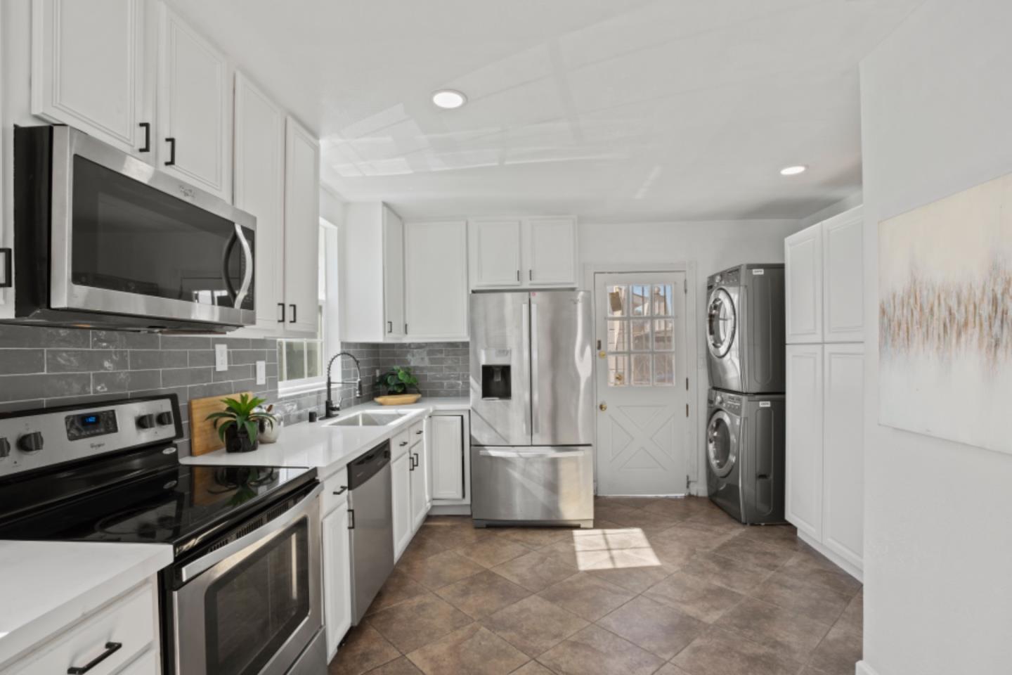 611 Novak DR