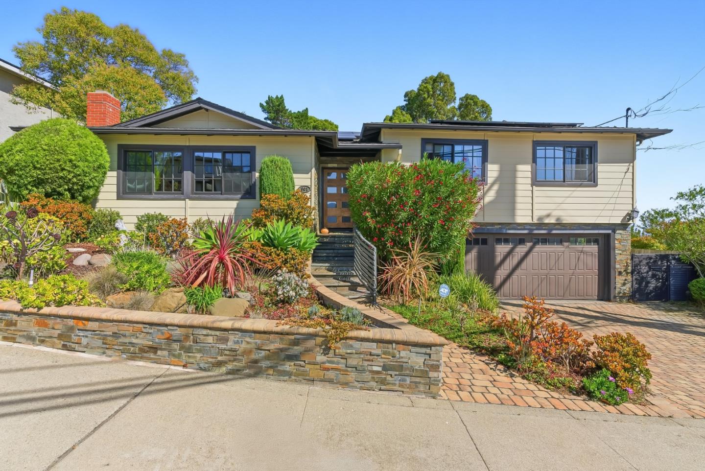 901 Crestview Drive