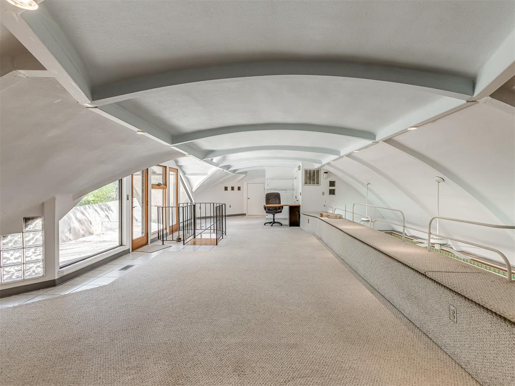 7401 N Rockwell Avenue