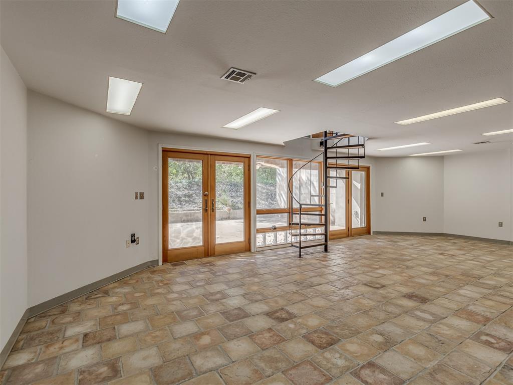 7401 N Rockwell Avenue