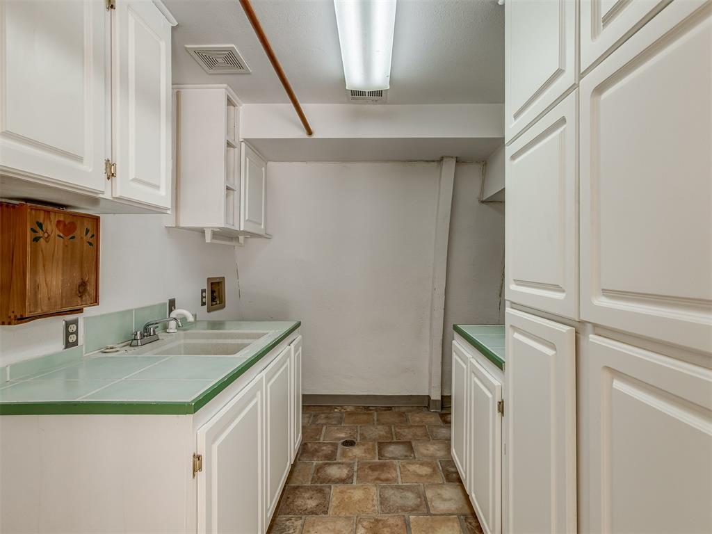 7401 N Rockwell Avenue