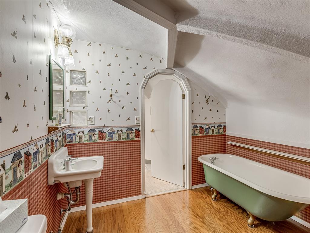 7401 N Rockwell Avenue