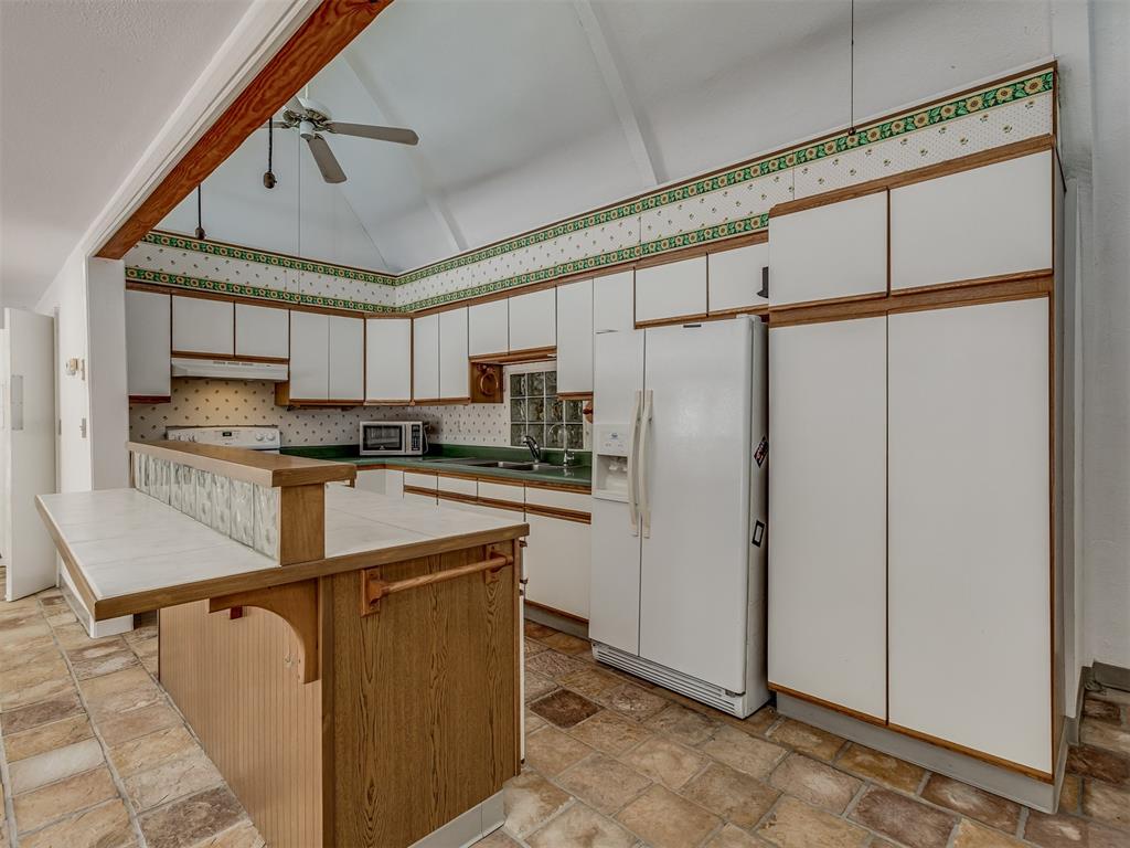 7401 N Rockwell Avenue