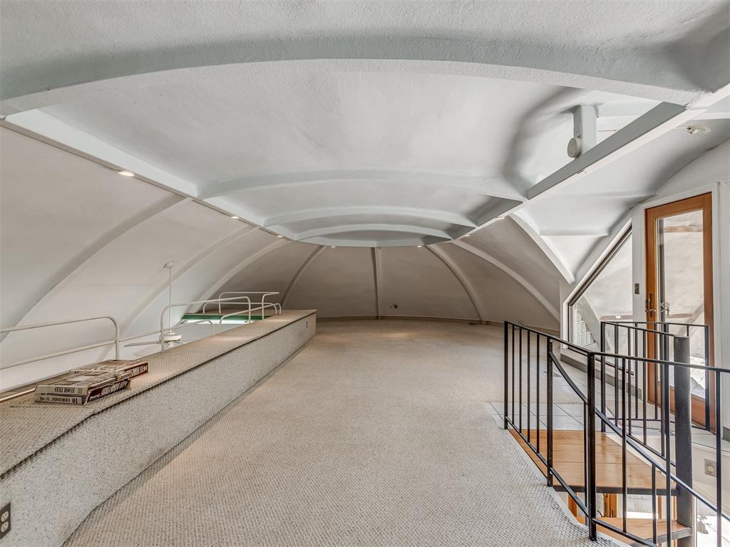 7401 N Rockwell Avenue