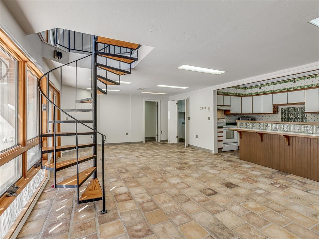 7401 N Rockwell Avenue