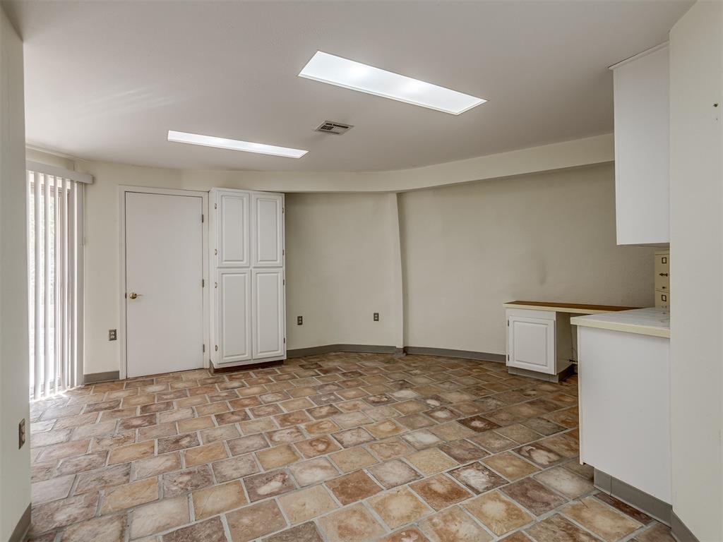 7401 N Rockwell Avenue