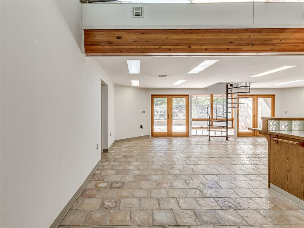 7401 N Rockwell Avenue