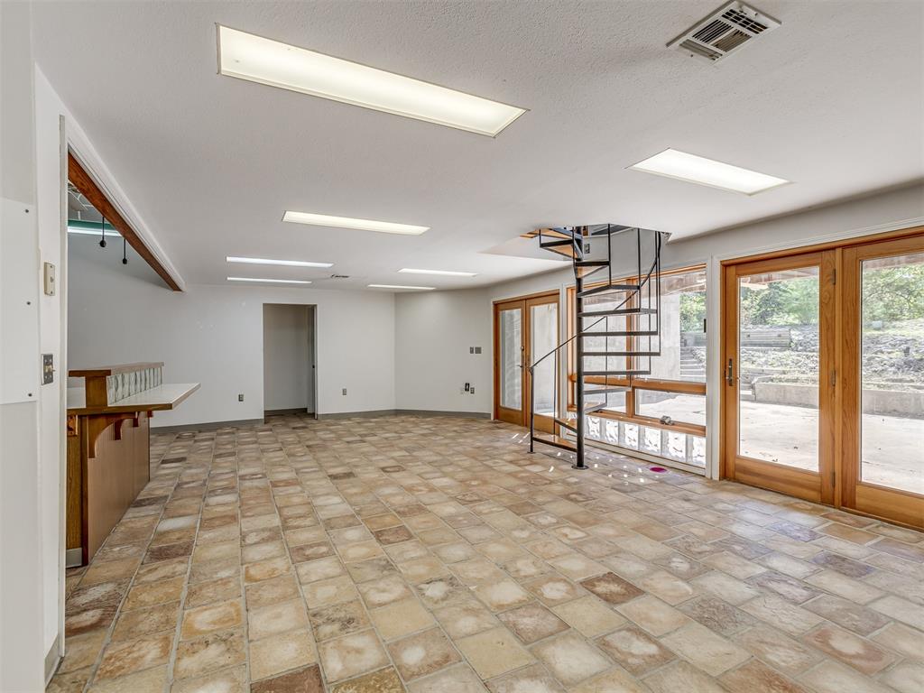 7401 N Rockwell Avenue