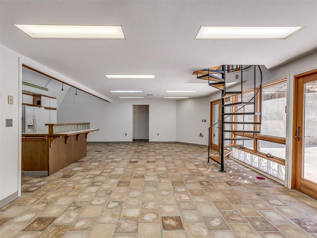 7401 N Rockwell Avenue