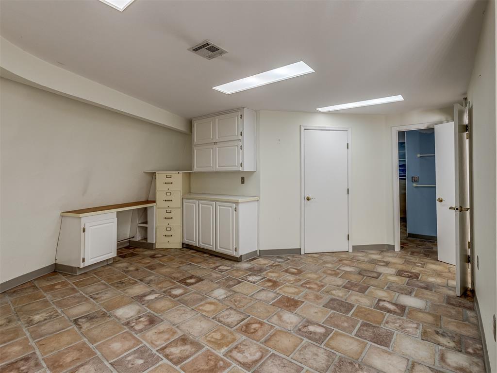 7401 N Rockwell Avenue