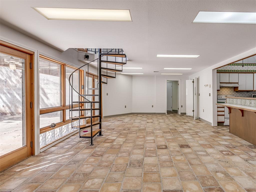 7401 N Rockwell Avenue