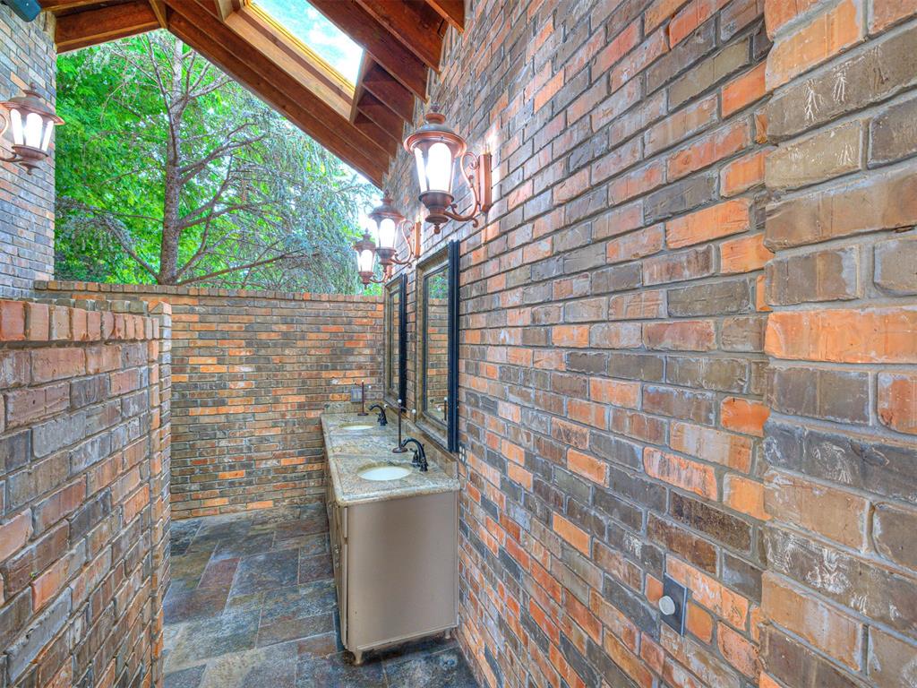 2605 Oakcrest Drive