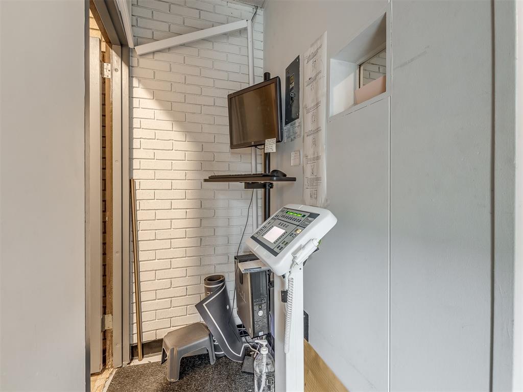 7304 N Comanche Avenue