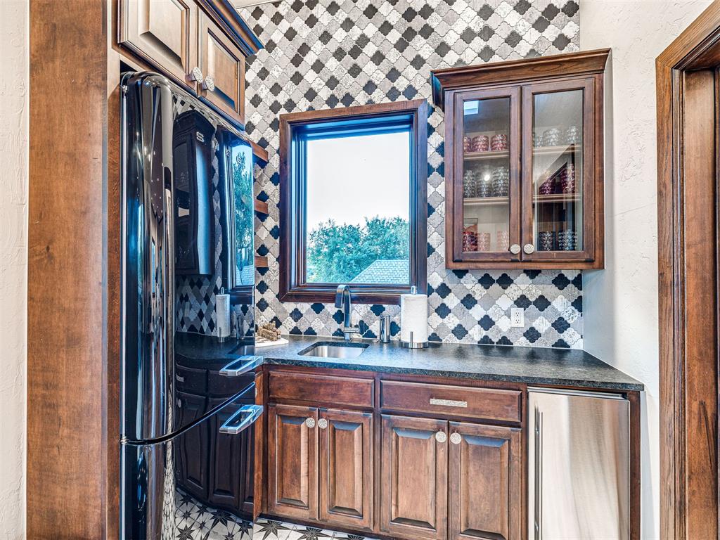 6401 Oak Tree Drive