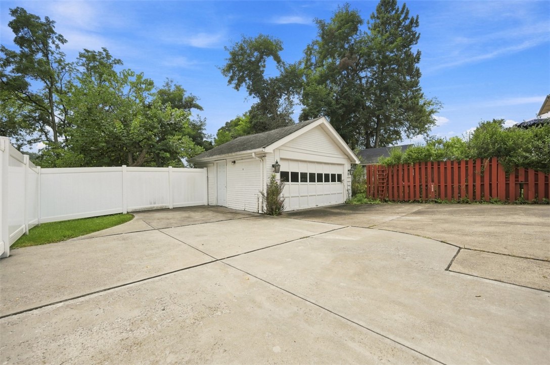 943 Davis Ave