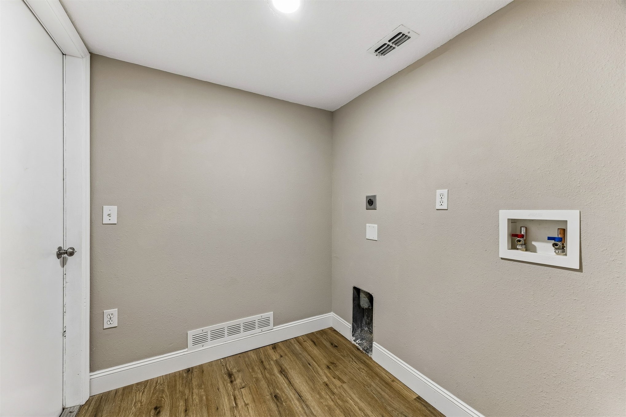 3338 HICKORY LEAF COURT