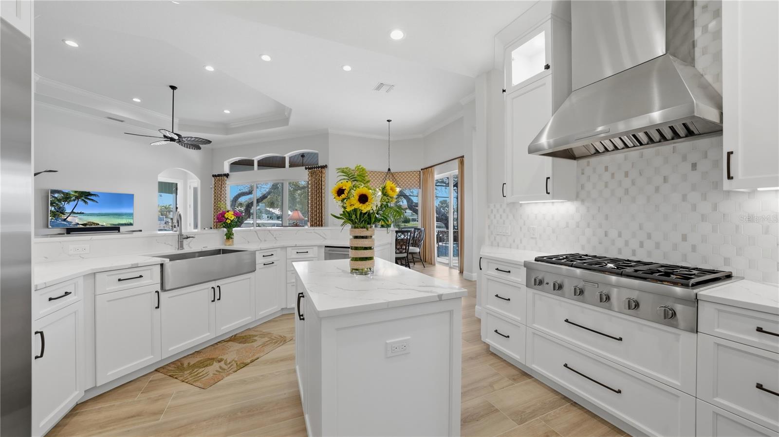 7637 COVE TER