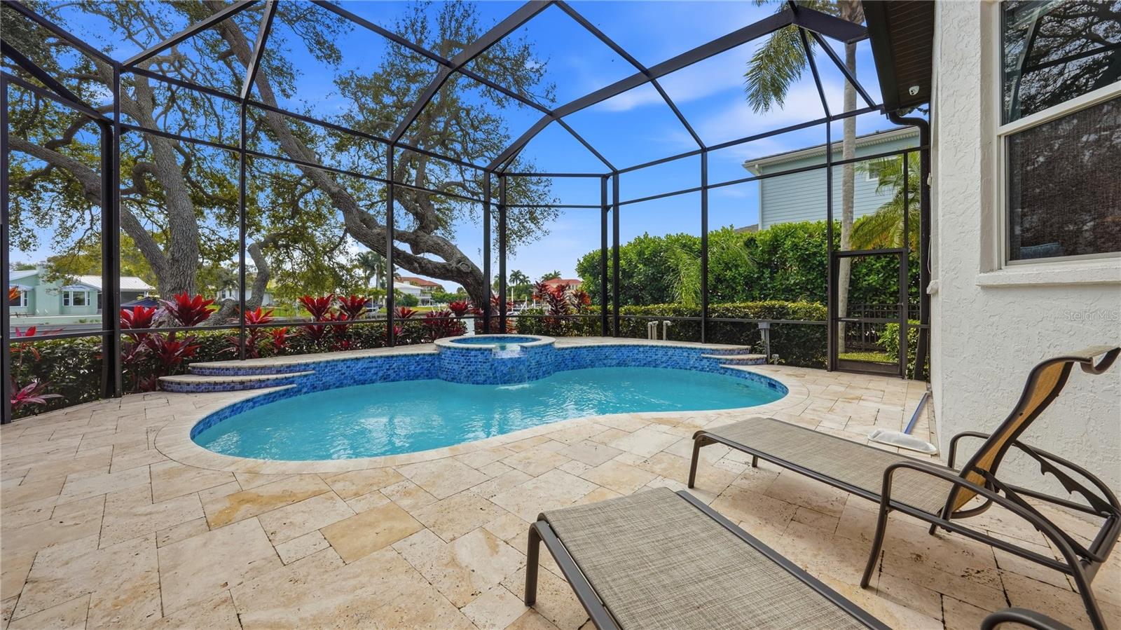7637 COVE TER