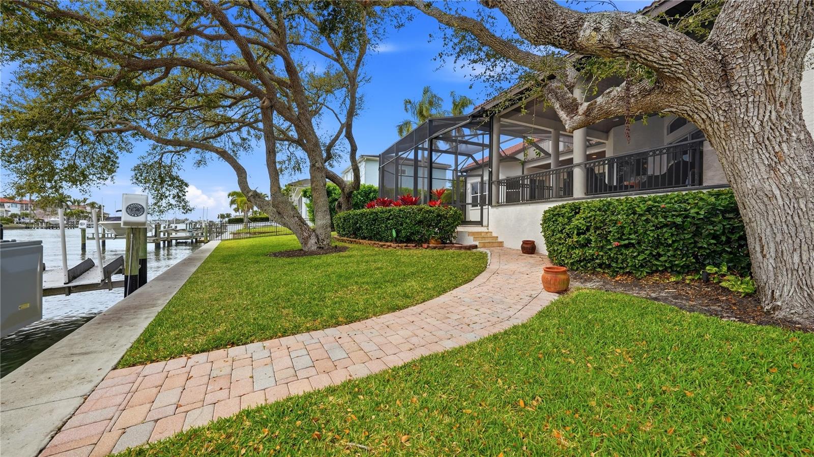 7637 COVE TER