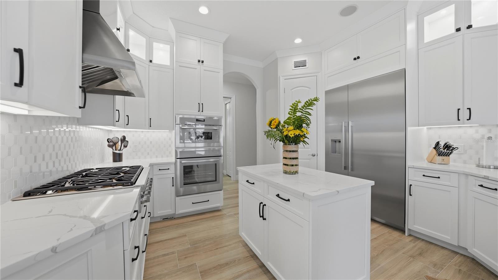 7637 COVE TER