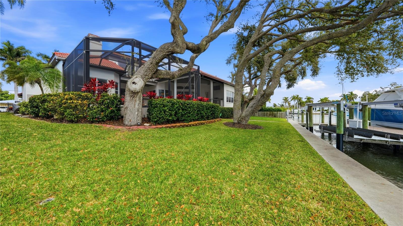 7637 COVE TER
