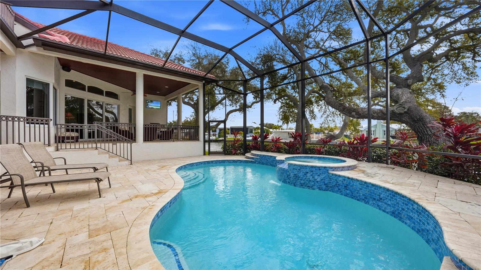7637 COVE TER