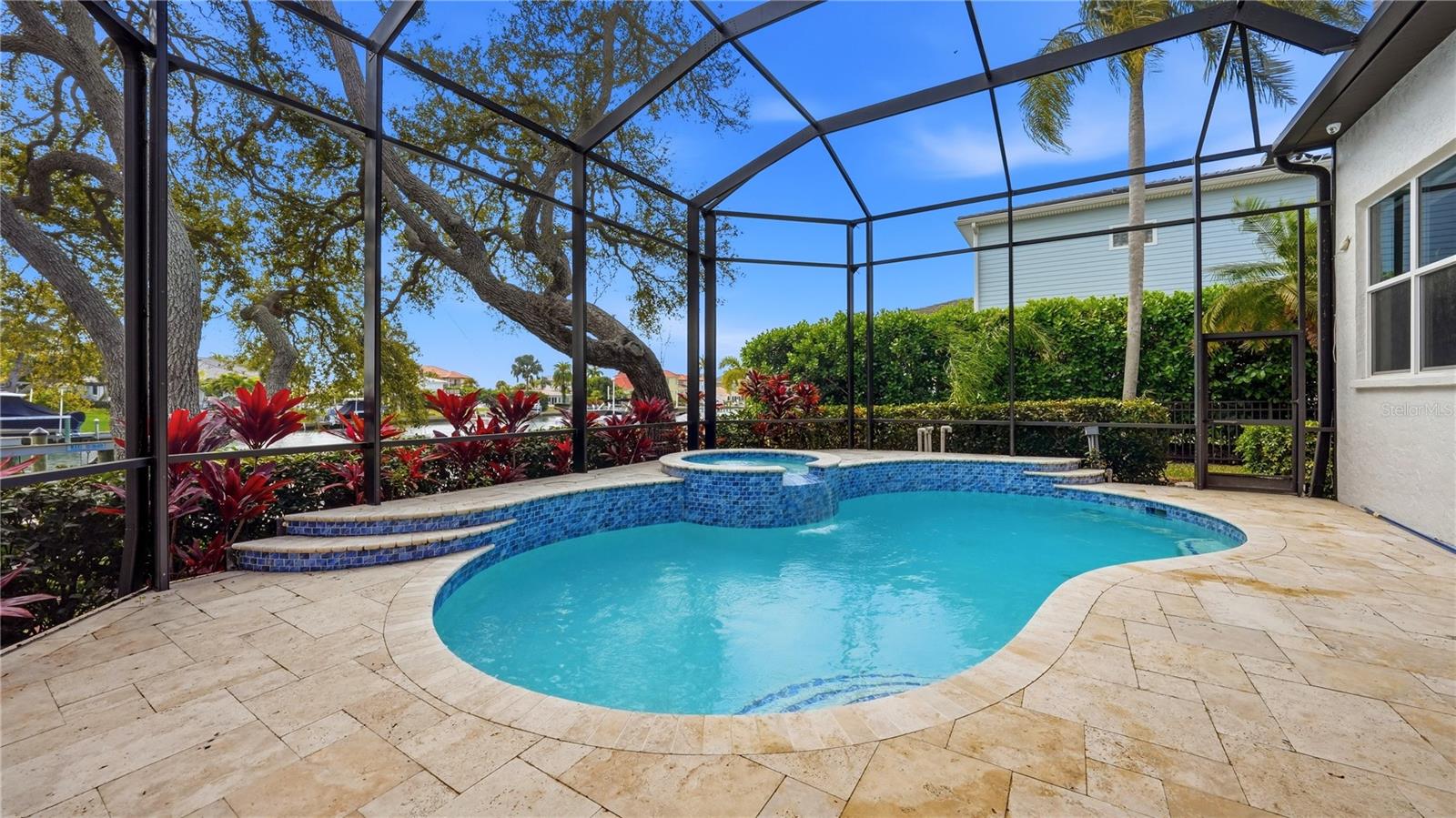 7637 COVE TER