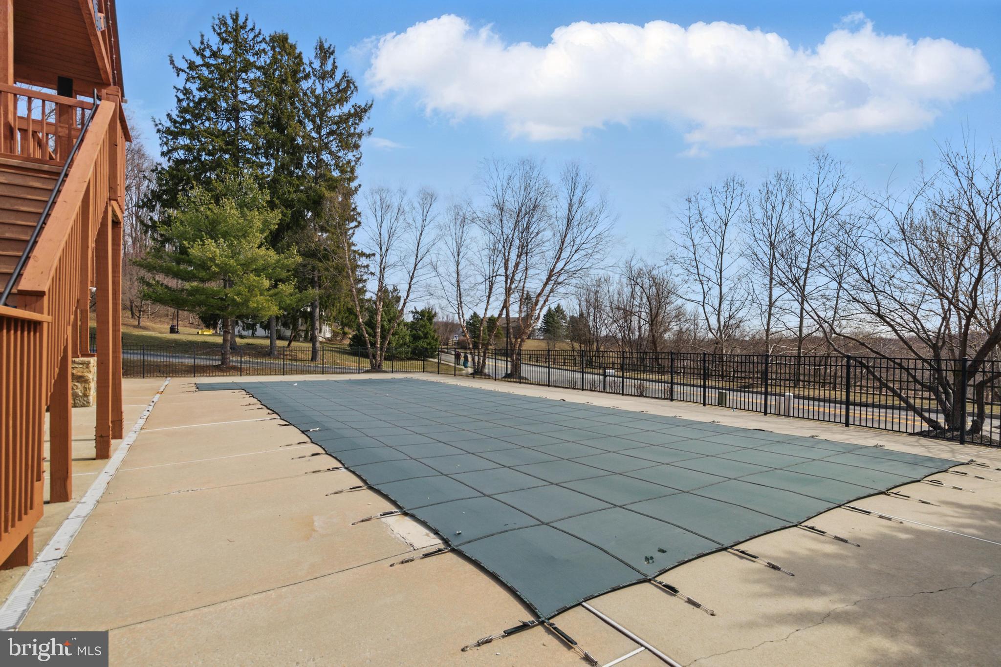 626 Sunderland Ave W