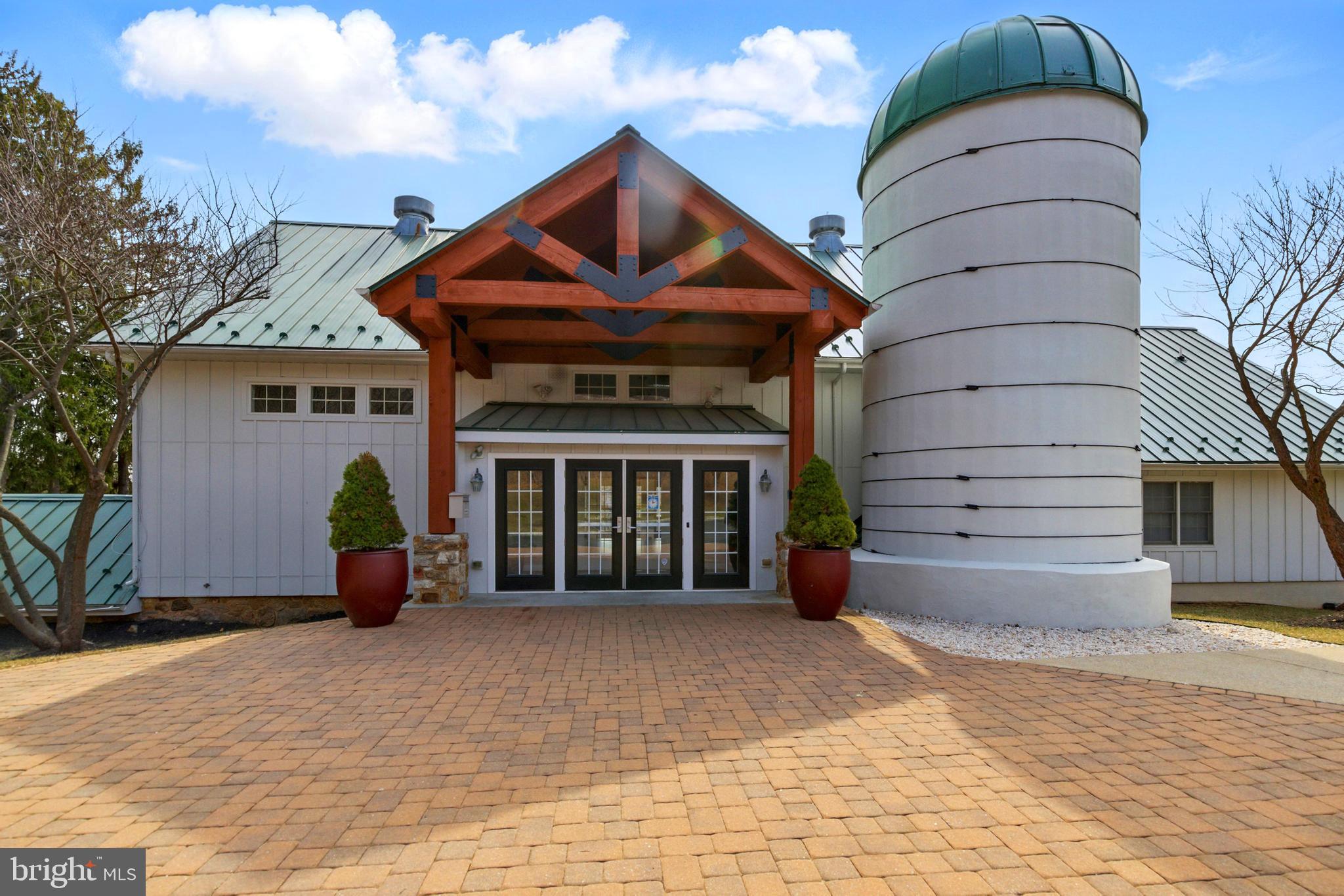 626 Sunderland Ave W