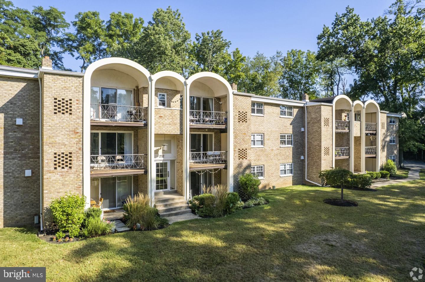 284 IVEN AVE #1B-252-3C