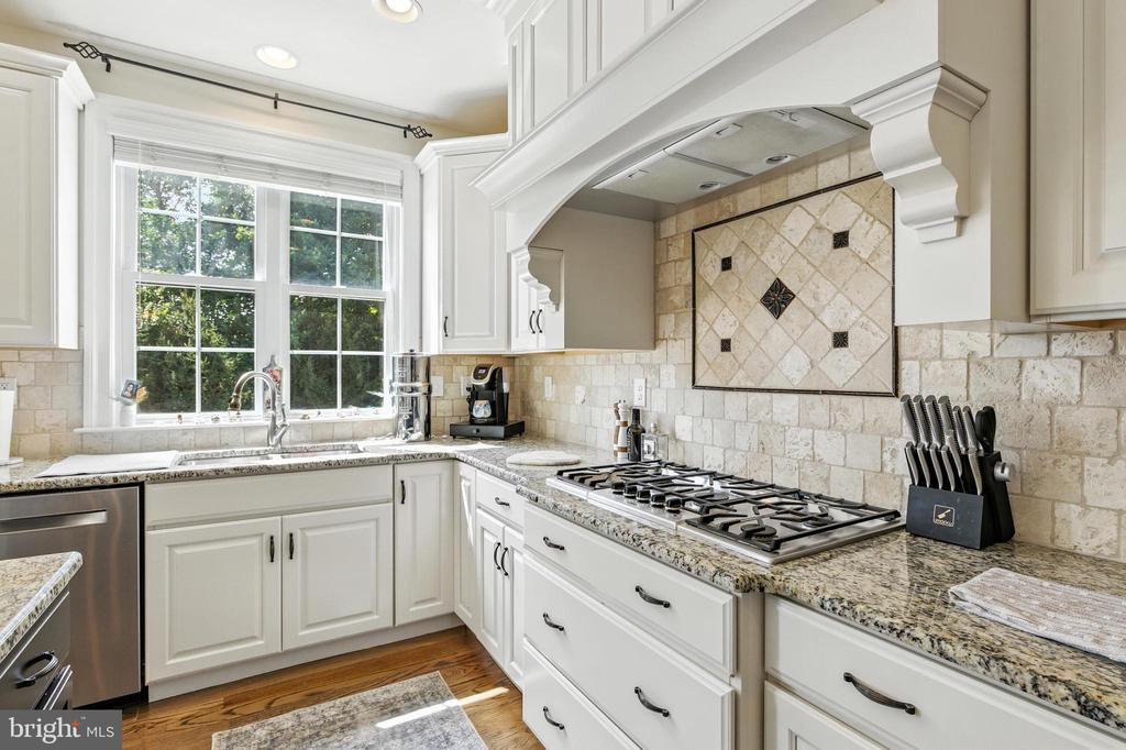 24 Oakmont Cir