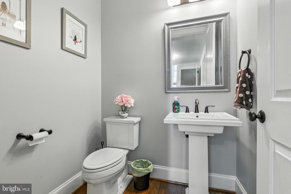 24 Oakmont Cir