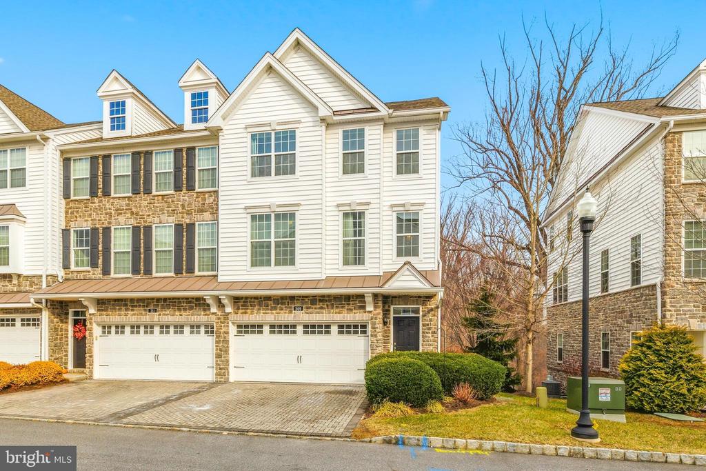 309 CORVUS CIRCLE